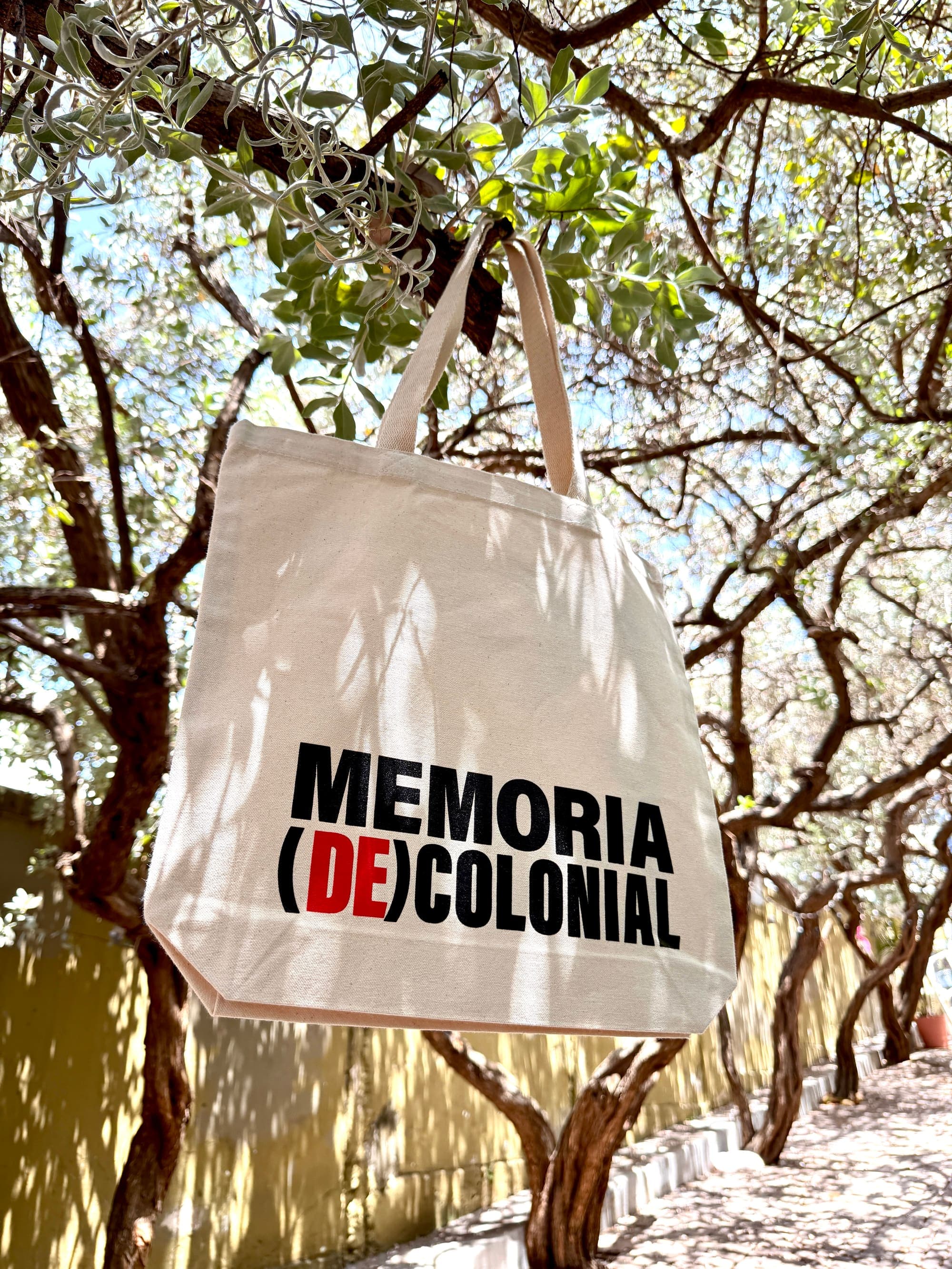 Bulto crema con el logo, reverso
