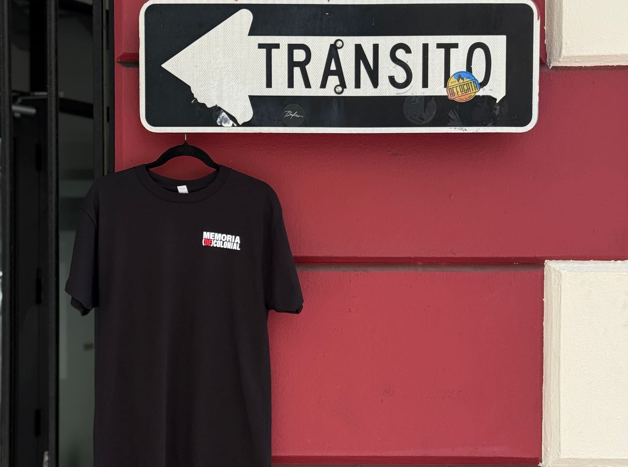T-shirts con el logo de Memoria (De)colonial
