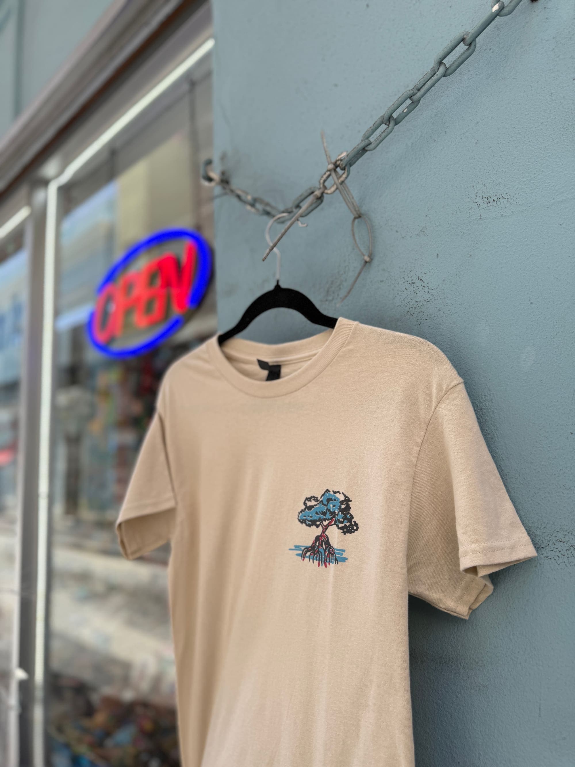 T-shirt crema con el mangle, reverso