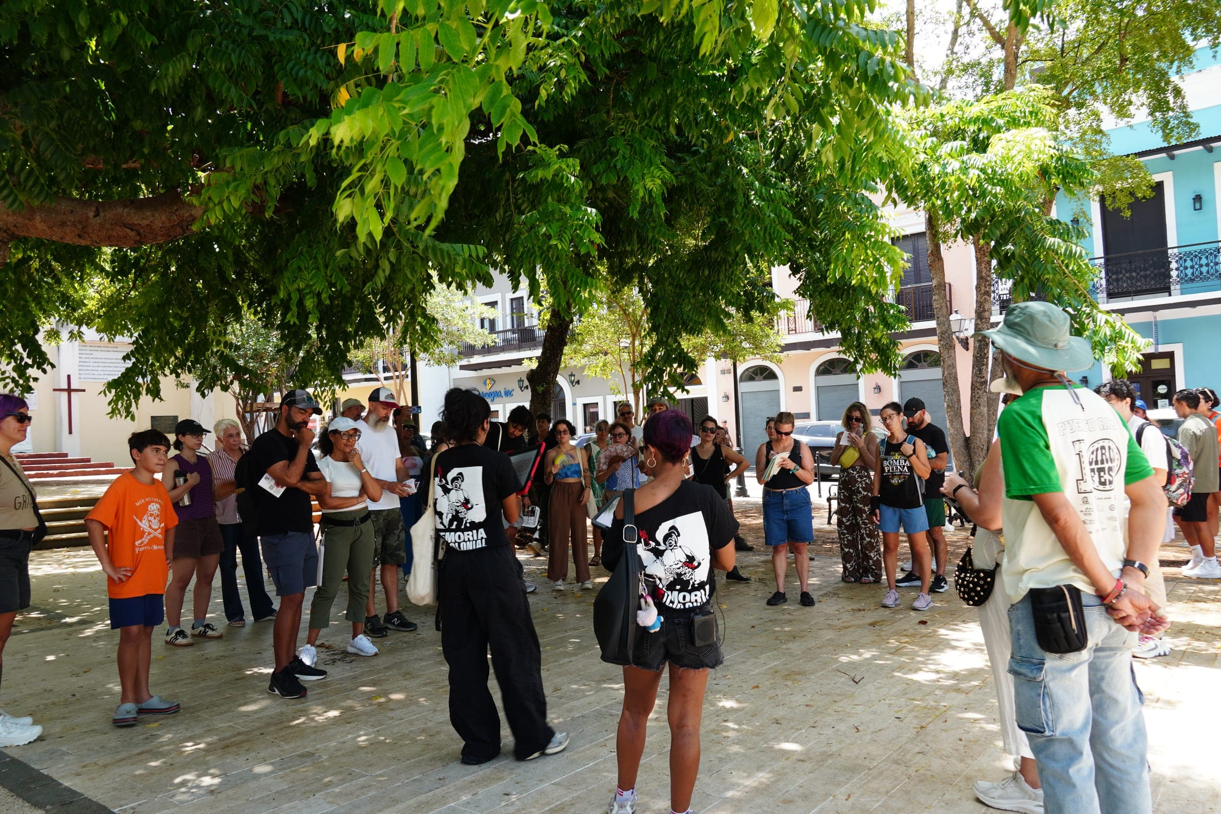 Encuentro comunitario en la plaza